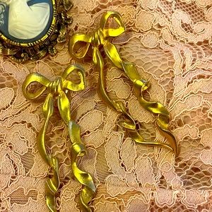 The Pink Reef Elongated Bow Earrings Gold